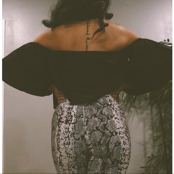 Off the shoulder bell sleeve - Picture 2 of 3